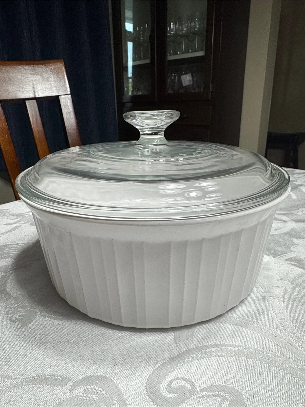 Corning ware French White 2.5 liter casserole w/lid.